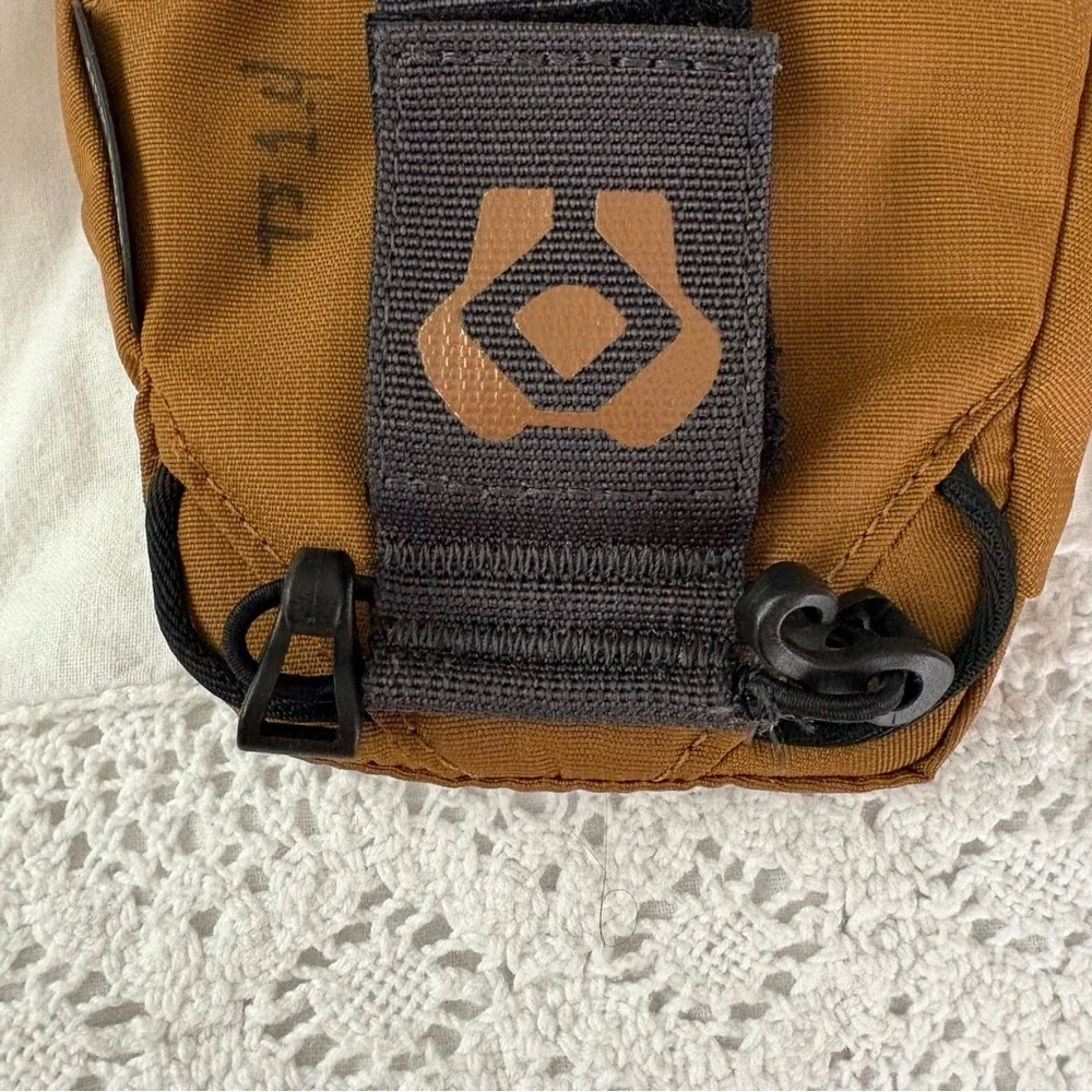 Gentle Wuff Dog Training Treat Bag Quick Reward no straps brown tan